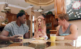 Filmy erotyczne sex na stojąco z trzema kutasami - Kara Lee, Naturalne Piersi