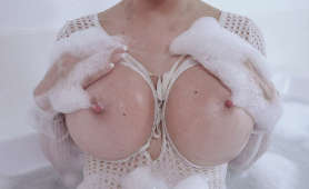 Napienione duże cycki dziewczyny w wannie - Jasmine Jae, Wielkie Piersi