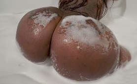 Murzynka bierze kąpiel i pokazuje swój wielki tyłek - Victoria Cakes, Wielkie Dupy