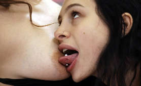 Sex filmy z grą wstępną lesbijek, które się całują - Mia Moore, Isabel Moon, Gra Wstępna